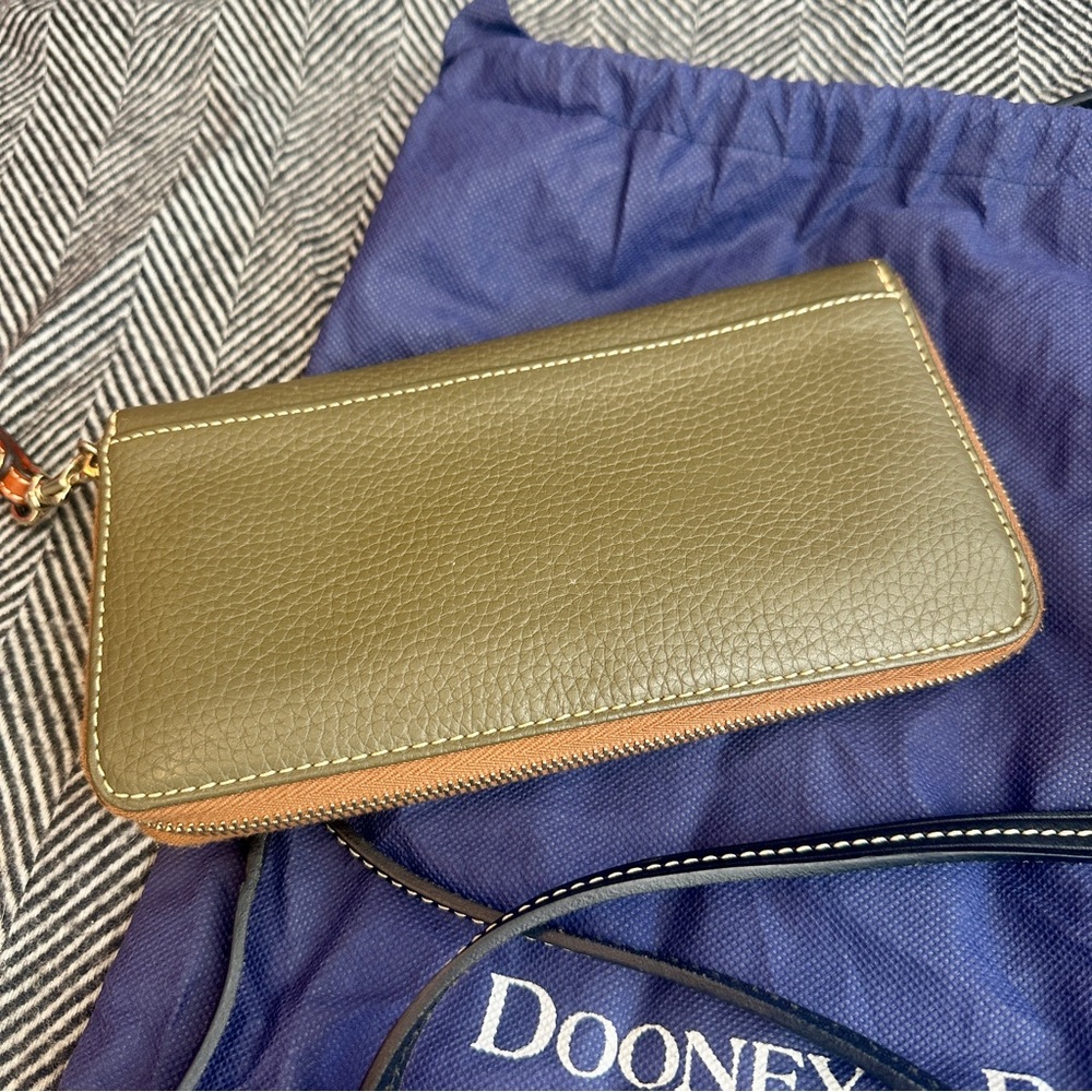 DOONEY & BOURKE lot of 3 items: purse, wallet, travel bag, wristlet, crossbody - Picture 3 of 12